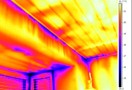 Figur 62. Termografi af væg og tag optaget ved undertryk i bygning under vinterforhold.